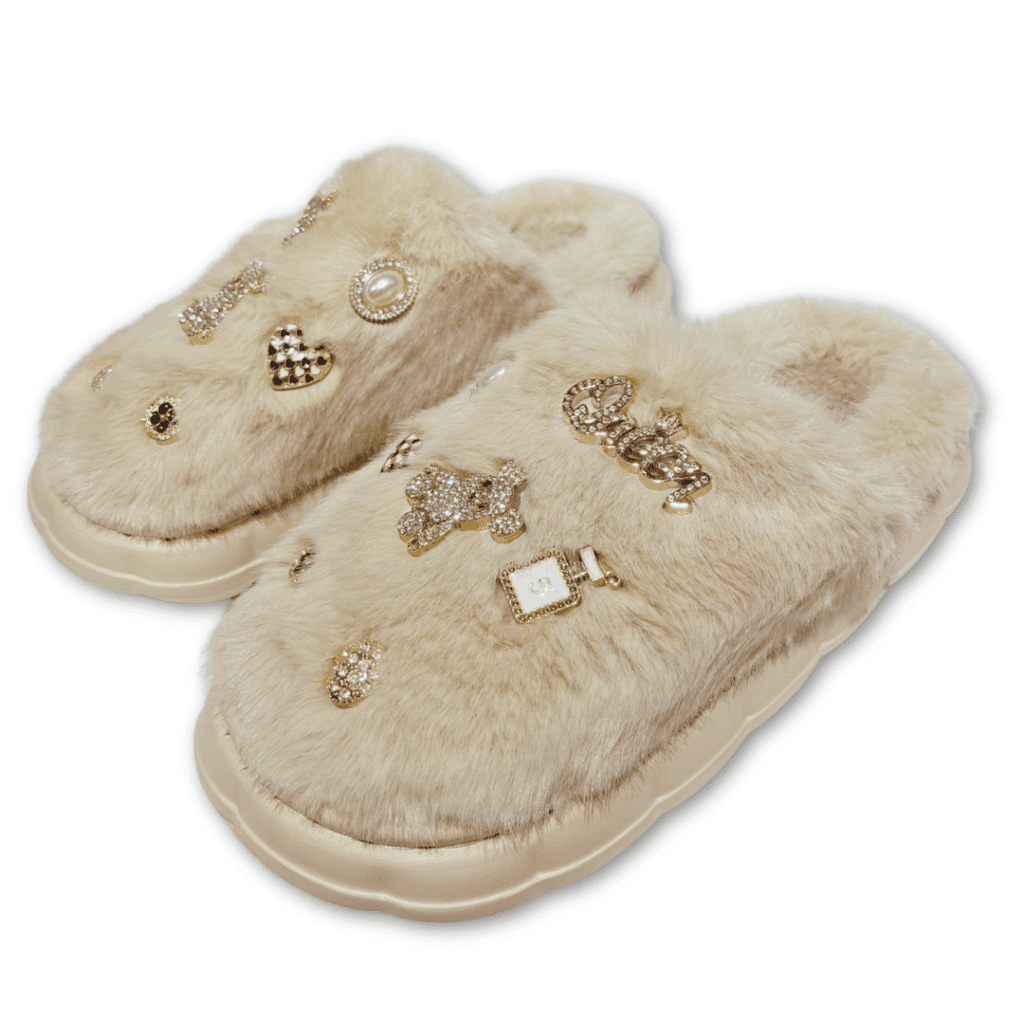 zapatillas de casa con pins de osito brillante color beige