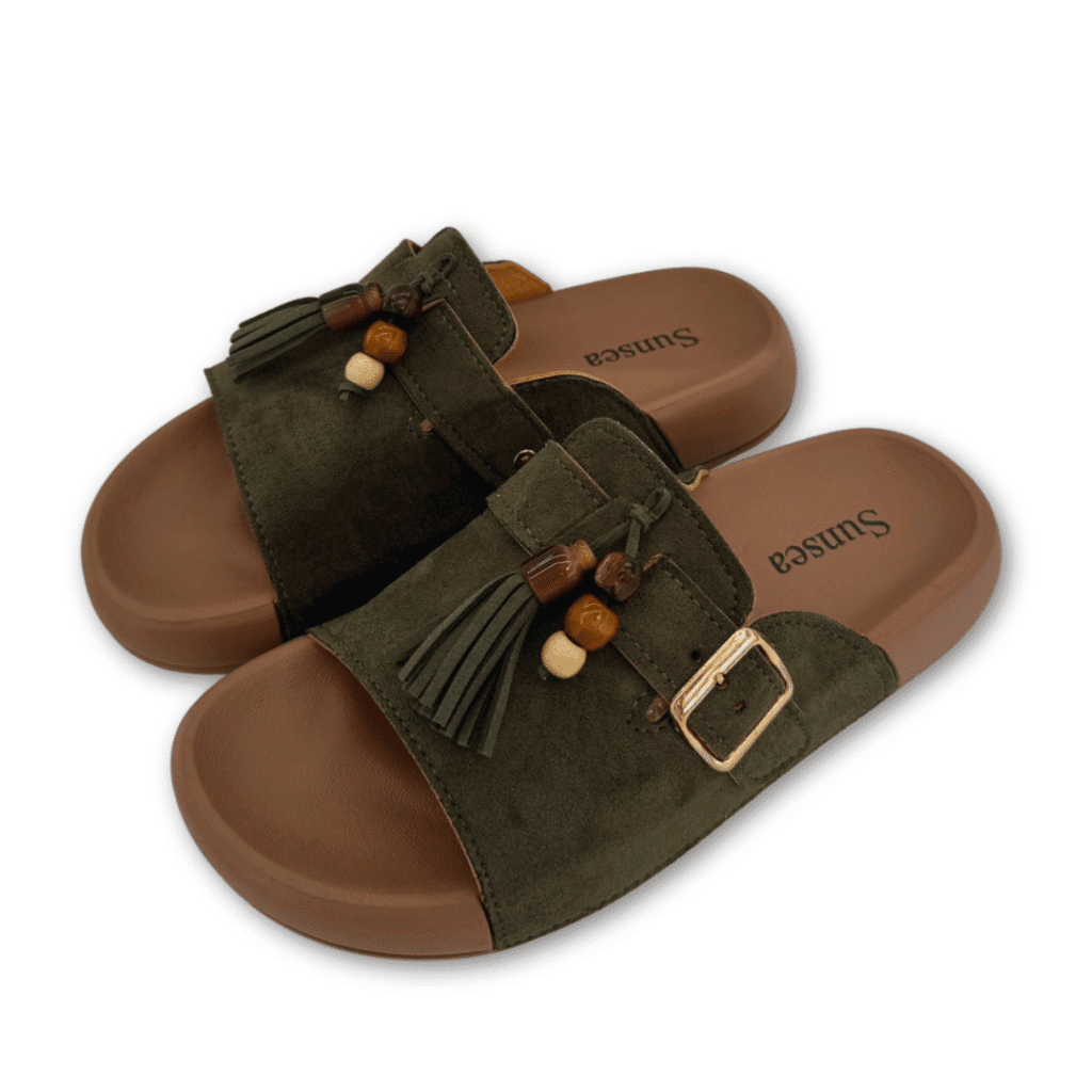 Sandalia pala bohemia color verde con hebilla y borla